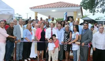 Juan de los Santos inaugura parque en Alma Rosa I