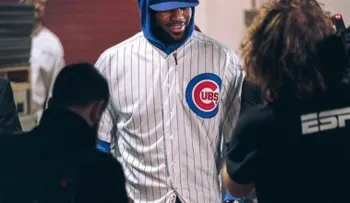 LeBron James se viste con uniforme de los Cubs tras perder apuesta