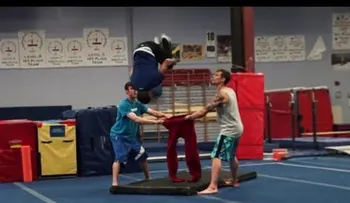 Se mete en unos pantalones con un salto mortal (Video)