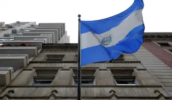 Salvadoreños bajo TPS siguen en incertidumbre tras vencer plazo sin decisión de Trump