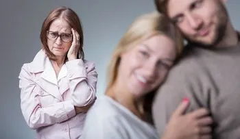 Qué es el Síndrome de la Mamá Gallina y cómo afecta a los hijos