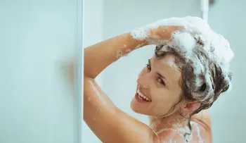 El secreto revelado del jabón azul para lavar el pelo, pero solo cada 45 días 