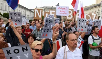 El presidente de Polonia veta controvertida reforma judicial tras protestas