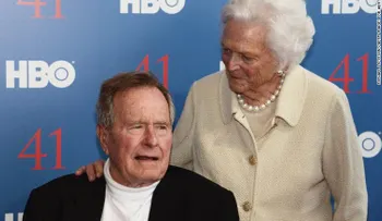 Expresidente George H.W. Bush saldrá de cuidados intensivos; su esposa sale del hospital