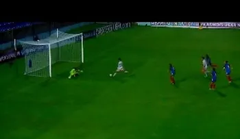¡Imposible!: Se encuentra sola frente al arco y falla el gol (VIDEO)