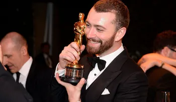 Sam Smith no es el primer hombre abiertamente gay en ganar un Oscar