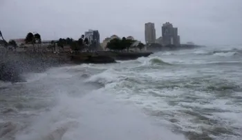 Cierran tramo avenida 30 de Mayo en el Malecón por fuerte oleaje