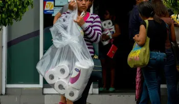 Kimberly Clark suspende operaciones en Venezuela por crisis económica