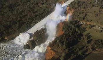 El muro de agua que amenaza a los residentes de California cerca de la represa Oroville