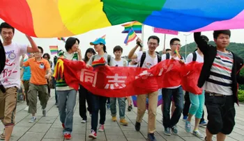 Propuesta de matrimonio gay en el metro de China se vuelve viral (VIDEO)