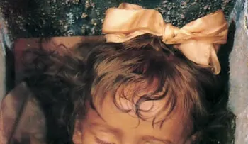 Video: Increíble, niña momia abre y cierra los ojos todos los días
