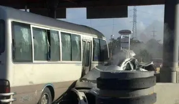 Un muerto y varios heridos tras chocar minibús y carro en peade de la 6 de Noviembre