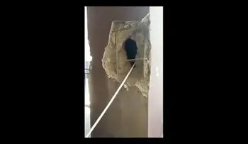 ¿Hecho en China? Así de fácil se puede destruir un edificio chino con un tubo de PVC