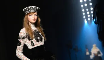'¡Vive la difference!' Jean Paul Gaultier reflexiona sobre los grandes rebeldes de la moda francesa del siglo XX