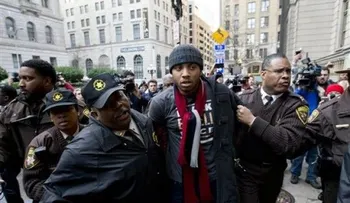 Declaran juicio nulo a un policía en caso de Freddie Gray