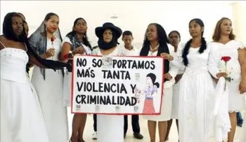 Mujeres marchan vestidas de novia contra maltratos