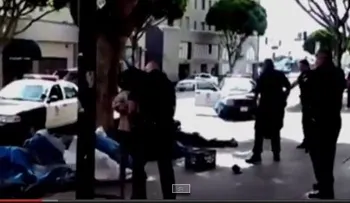 Graban en video a policías de Los Angeles matando a un hombre 