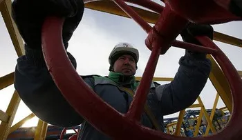 Un gran bagre cae desde el cielo y golpea la cabeza de una mujer