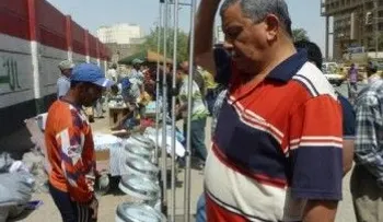 Una compañía aérea pesa a los viajeros por exceso de equipaje