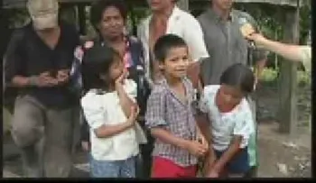 Insólito hombre con dos mujeres viviendo juntos