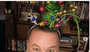 No puede ser; arboles de Navidad en la cabeza y en la barba