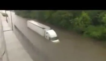 Una reportera salva la vida de un hombre mientras cubría el huracán Harvey