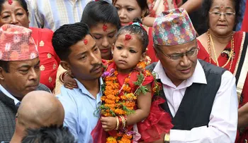 La nueva "diosa viviente" de Nepal tiene 3 años y no podrá tocar el suelo