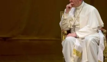 El papa pide una Iglesia cercana a divorciados y gais en un libro entrevista 