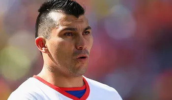 Gary Medel "obedece" a su hija pequeña y borra un tweet ofensivo