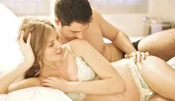 Mujeres quieren sexo antes de dormir, hombres por la mañana