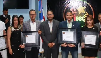 Celebra primera entrega de premios Jóvenes Ejemplos de San Cristóbal
