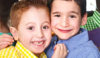 Un niño de 7 años recauda dinero para curar a su amigo