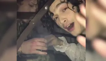 Graban a los miembros de la banda "The 1975" fumando debajo de una mesa en los premios Brit