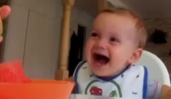 El contagioso ataque de risa de un bebé que ve a su mamá comiendo fruta (VIDEO)
