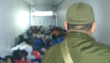 Rescatan en México a 300 inmigrantes transportados en condiciones "deplorables"