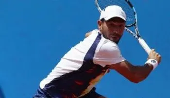 Víctor Estrella debuta triunfando en el Roland Garros