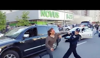 Siete policías y gas pimienta para reducir a un excampeón olímpico (VIDEO)