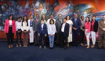 Gobernador recibe a embajador dominicano en España junto a estudiantes meritorios.