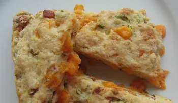 Cómo preparar unos scones de tocino y queso cheddar