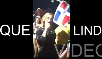 Adele ondea la bandera dominicana durante concierto en Inglaterra