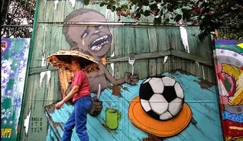 Foto de niño que llora de hambre ante un balón se vuelve viral en internet