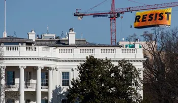 Activistas de Greenpeace trepan a una grúa cerca de la Casa Blanca