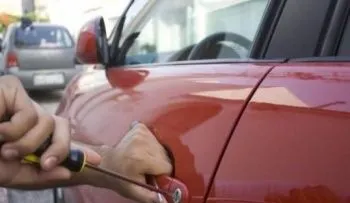 Roban en el carro del periodista Víctor Bautista, estaba detrás de un destacamento policial