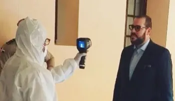 Danilo Medina somete funcionarios que los visitan a una prueba de temperatura 