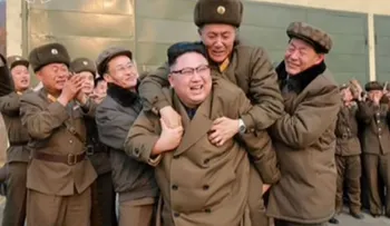 Quién es el hombre que se atrevió a subirse a caballito de Kim Jong-un