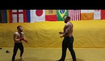 Campeón peso pluma UFC se enfrenta a La Montaña de Juego de tronos