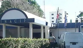 Hombre se quita la vida mientras compartía con su esposa