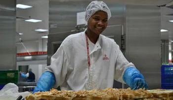 Dentro de una de las fábricas más grandes de comida para líneas aéreas