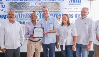 Presidente Abinader entrega 150 títulos de propiedad a parceleros de Vallejuelo, San Juan