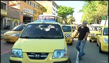 Taxistas de Santiago protestan contra puesta en operación de Uber